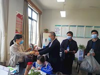 玫瑰花香溢校园 情暖人间四月天