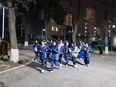 9323彩2025年下学期学生宿舍夜间应急逃生演练